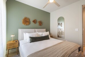 4 bedrooms, iron/ironing board, WiFi, bed sheets