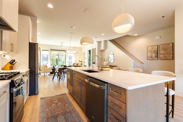 Refrigerador, microondas, horno y parrilla de estufa 