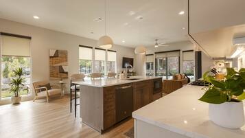 Frigorífic, microones, forn i placa de cuina