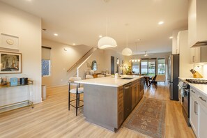 Kjøleskap, mikrobølgeovn, ovn og kokeplater