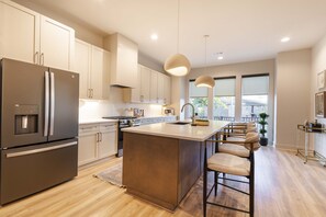 Kjøleskap, mikrobølgeovn, ovn og kokeplater