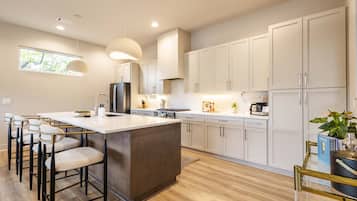 Geladeira, micro-ondas, fogão, cooktop