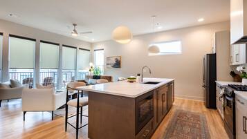 Refrigerador, microondas, horno y parrilla de estufa