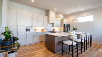 Lemari es, microwave, oven, dan kompor