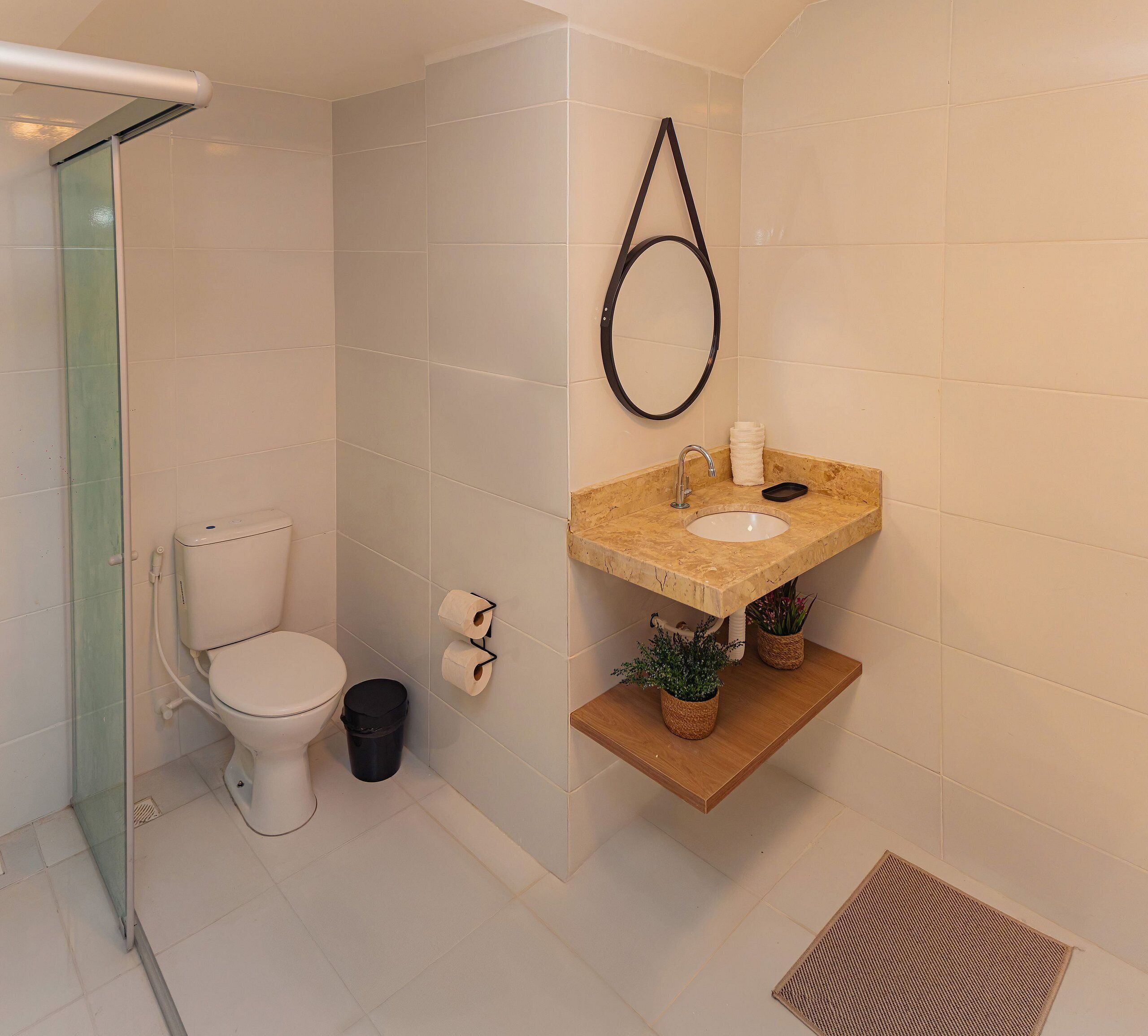 Apartamento conforto | Banheiro | Chuveiro, secador de cabelo (mediante solicitação)