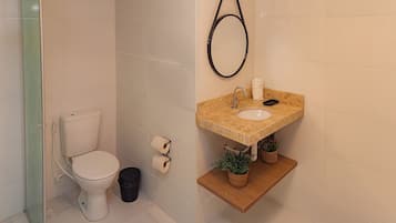 Apartamento conforto | Banheiro | Chuveiro, secador de cabelo (mediante solicitação)