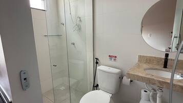 Estudio Confort | Baño | Ducha y secador de pelo