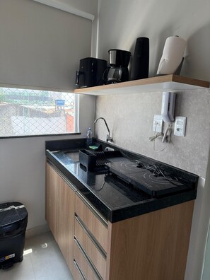 Frigobar, microondas, utensilios de cocina, mesa de comedor