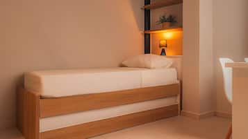 Une petite chambre avec un lit simple, un cadre en bois, une table de chevet, une lampe et une étagère avec des plantes.