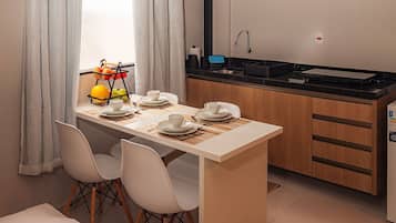 Une cuisine moderne avec un coin repas.