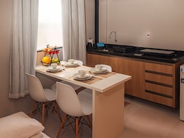 Una cocina moderna con comedor.