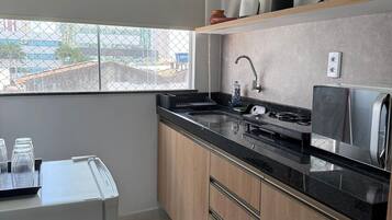 Frigobar, microondas, utensilios de cocina, mesa de comedor