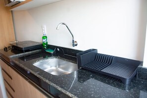 商務開放式客房 | 私人廚房 | 小冰箱、微波爐、鍋具/餐盤/廚房用品、餐桌