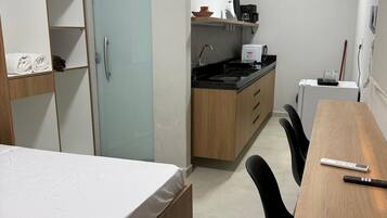 Deluxe-Studio | Schreibtisch, laptopgeeigneter Arbeitsplatz, kostenloses WLAN