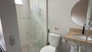 Estúdio conforto | Banheiro | Chuveiro, secador de cabelo (mediante solicitação)