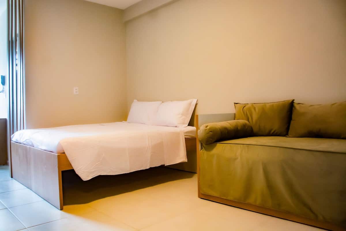 Business Studio | Desk, laptop workspace, free WiFi, bed sheets