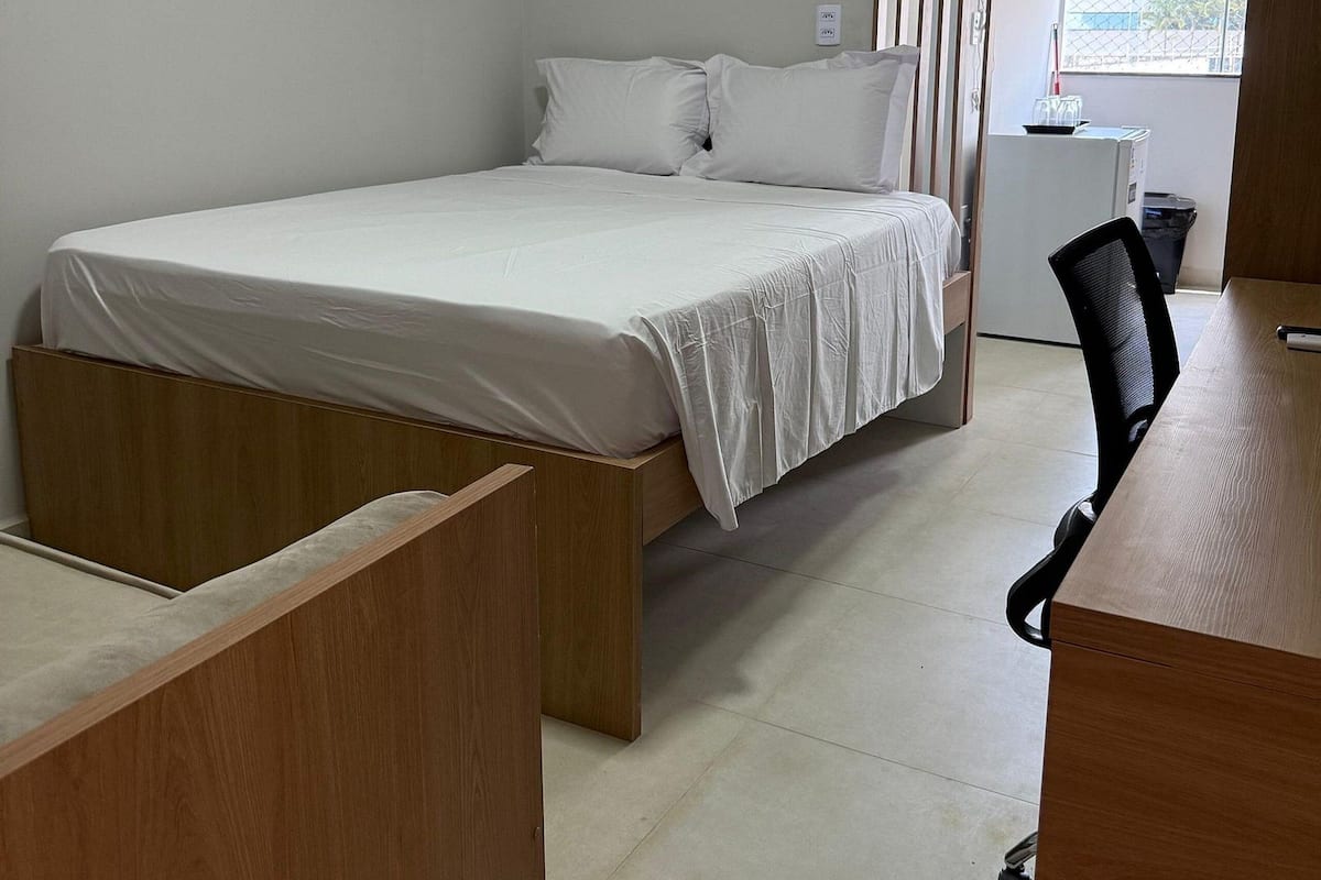 Deluxe Studio | Desk, laptop workspace, free WiFi, bed sheets
