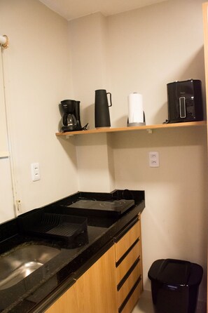 Basic-Studio | Eigene Küche | Mini-Kühlschrank, Mikrowelle, Kochgeschirr/Geschirr/Besteck, Esstisch