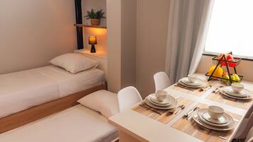 Basic-Apartment | Schreibtisch, laptopgeeigneter Arbeitsplatz, kostenloses WLAN