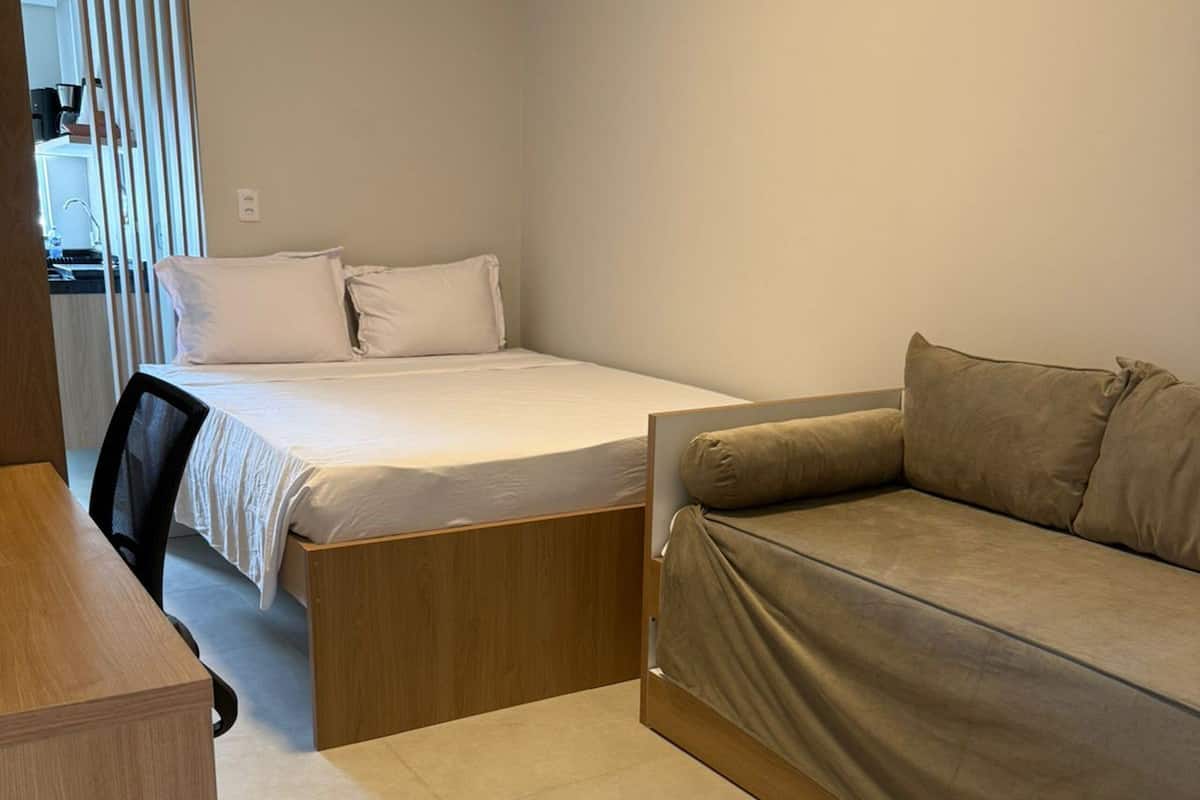 Comfort Studio | Desk, laptop workspace, free WiFi, bed sheets