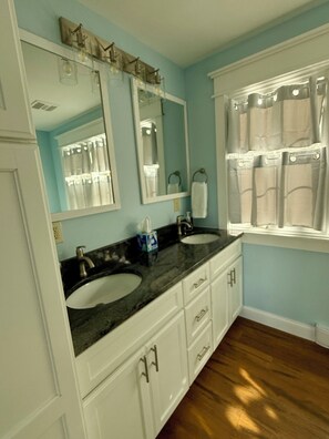 Dusj, hårføner, håndklær og såpe