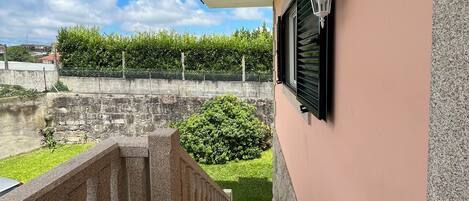 المنطقة المحيطة بالمنشأة