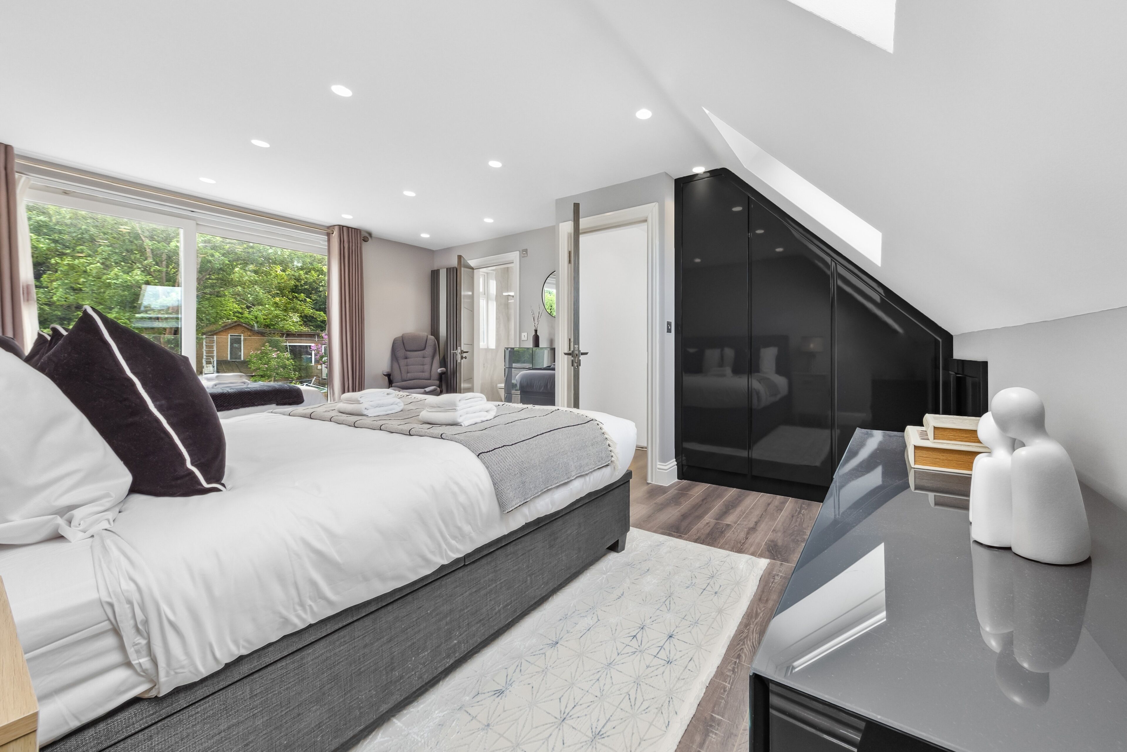 5 bedrooms, iron/ironing board, Internet, bed sheets