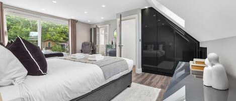 5 bedrooms, iron/ironing board, Internet, bed sheets