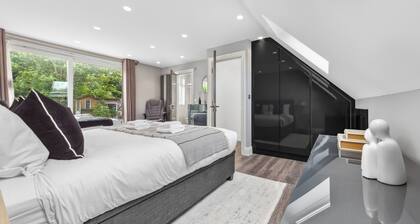 Stylish 5BR + Spacious Parking | 7 Beds Sleeps 11