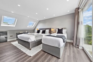 5 bedrooms, iron/ironing board, free WiFi, bed sheets