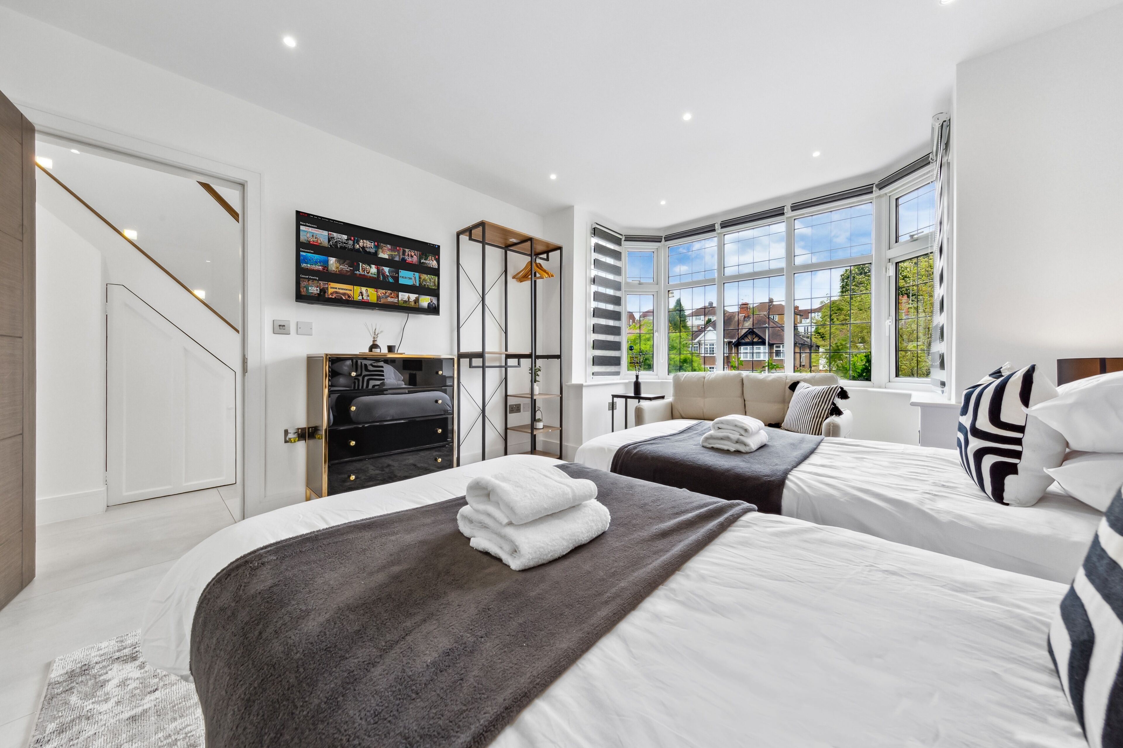 5 bedrooms, iron/ironing board, Internet, bed sheets