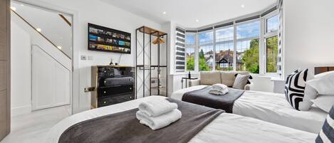 5 bedrooms, iron/ironing board, internet, bed sheets