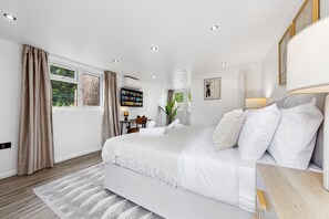 6 bedrooms, iron/ironing board, Internet, bed sheets