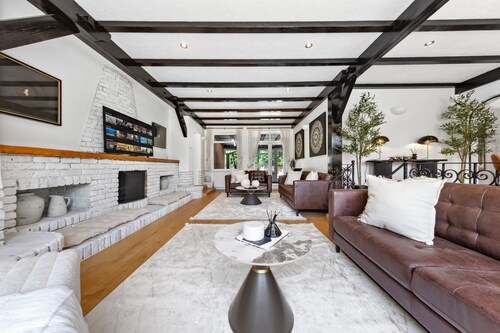 Big Vibes Gated House | Hot Tub | Sleeps 16 | AC