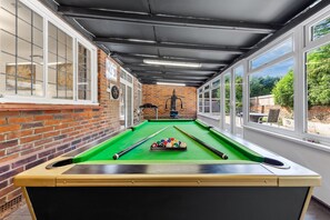 Games room - Big Vibes Gated House | Hot Tub | Sleeps 16 | AC (Staines-upon-Thames)