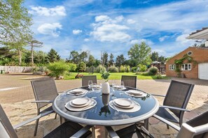 Outdoor dining - Big Vibes Gated House | Hot Tub | Sleeps 16 | AC (Staines-upon-Thames)