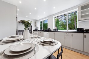 Dining - Big Vibes Gated House | Hot Tub | Sleeps 16 | AC (Staines-upon-Thames)