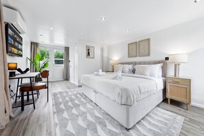 6 bedrooms, iron/ironing board, free WiFi, bed sheets - Big Vibes Gated House | Hot Tub | Sleeps 16 | AC (Staines-upon-Thames)