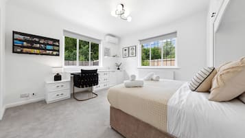 6 bedrooms, iron/ironing board, internet, bed sheets