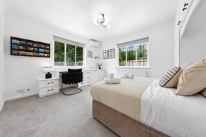 6 bedrooms, iron/ironing board, internet, bed sheets