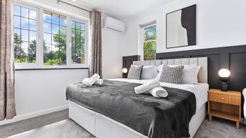 6 bedrooms, iron/ironing board, Internet, bed sheets