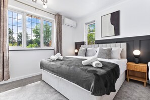 6 bedrooms, iron/ironing board, Internet, bed sheets - Luxury 6-Bedroom Home with Playground & Gym (Staines-upon-Thames)