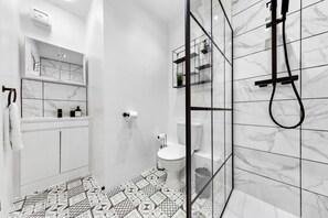 Hair dryer, towels - Shop, Stay & Explore | 2BR Near Westfield & Tube (Greater London)
