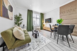 TV, books - Shop, Stay & Explore | 2BR Near Westfield & Tube (Greater London)