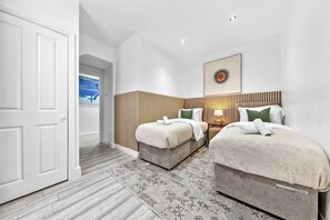Iron/ironing board, free WiFi, bed sheets - Shop, Stay & Explore | 2BR Near Westfield & Tube (Greater London)
