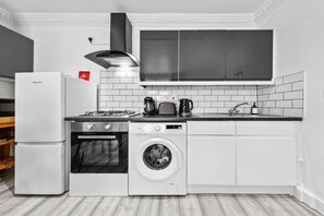 Microwave, oven, stovetop, dishwasher - Stylish 2BR Flat Near Kensington & Westfield (Greater London)