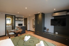 Strykejern/-brett, internettilgang og sengetøy