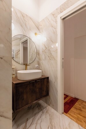 تجهيزات دش، مستلزمات مجانية للعناية الشخصية، مجففات شعر، مناشف