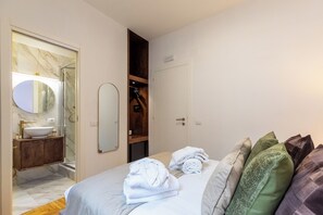 Deluxe Double Room | Minibar, in-room safe, blackout drapes, soundproofing - Amelie SuiteTrevi (Rome)