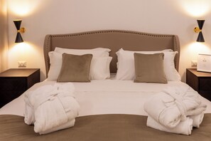 خزنة داخل الغرفة وستائر تعتيم وتجهيزات عازلة للصوت ومكواة/لوح كي